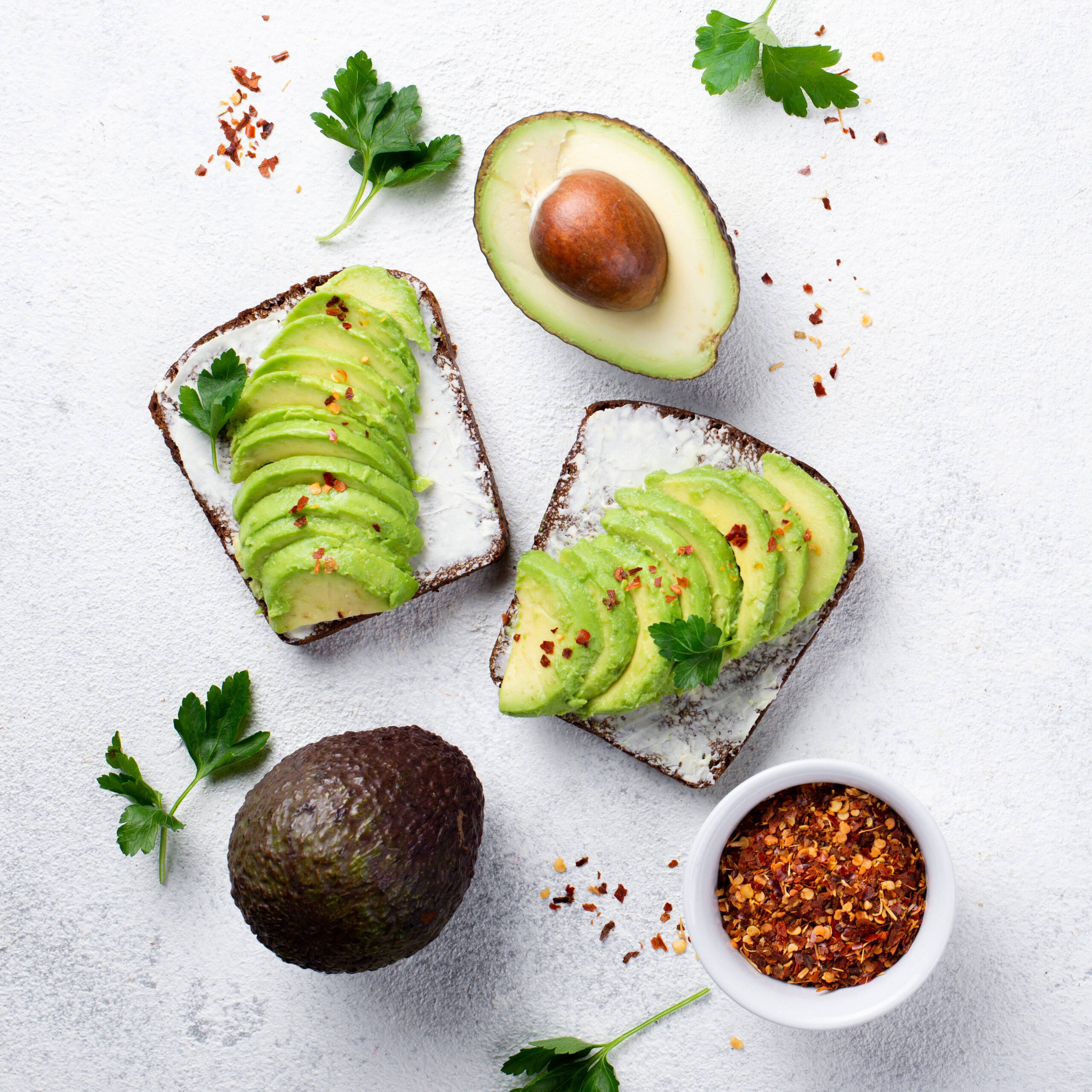 top-view-of-avocado-toast-for-breakfast-with-herbs-and-spices copia